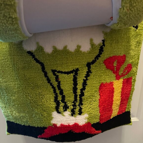 Grinch Toilet Lid Cover 18.5x16.5" & Contour Rug 19x19" NWT Christmas Bath Set - Picture 3 of 4